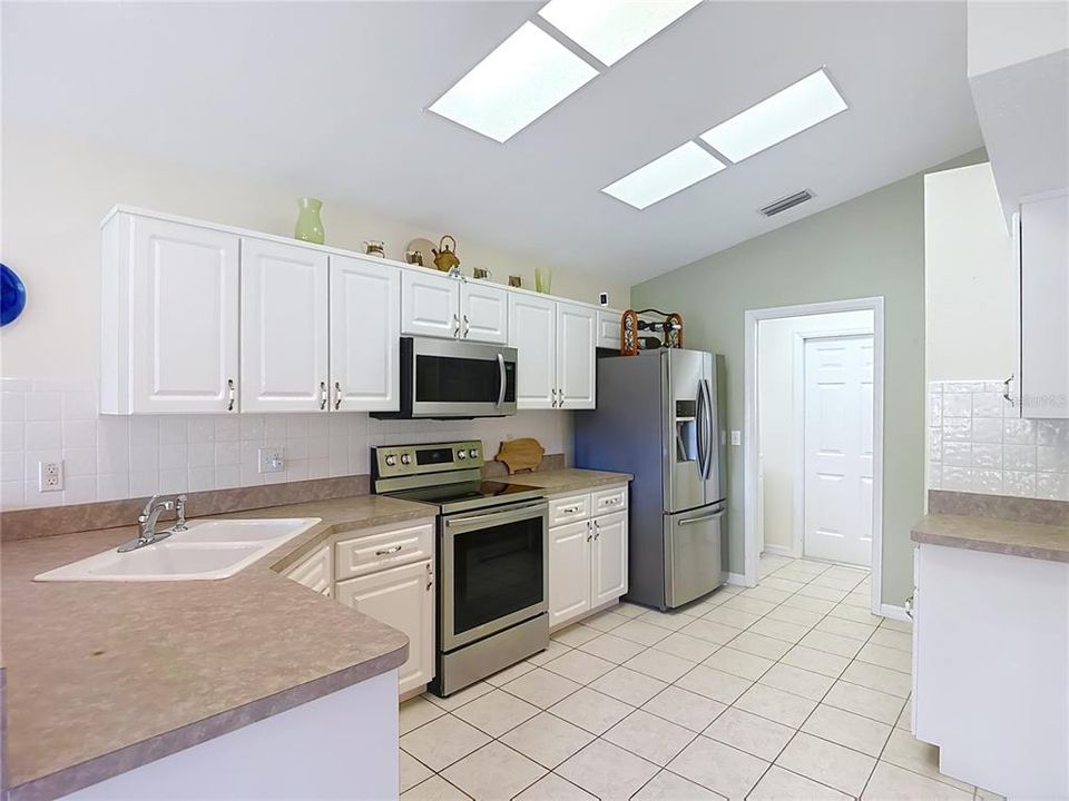 For Sale: $349,900 (3 beds, 2 baths, 1587 Square Feet)