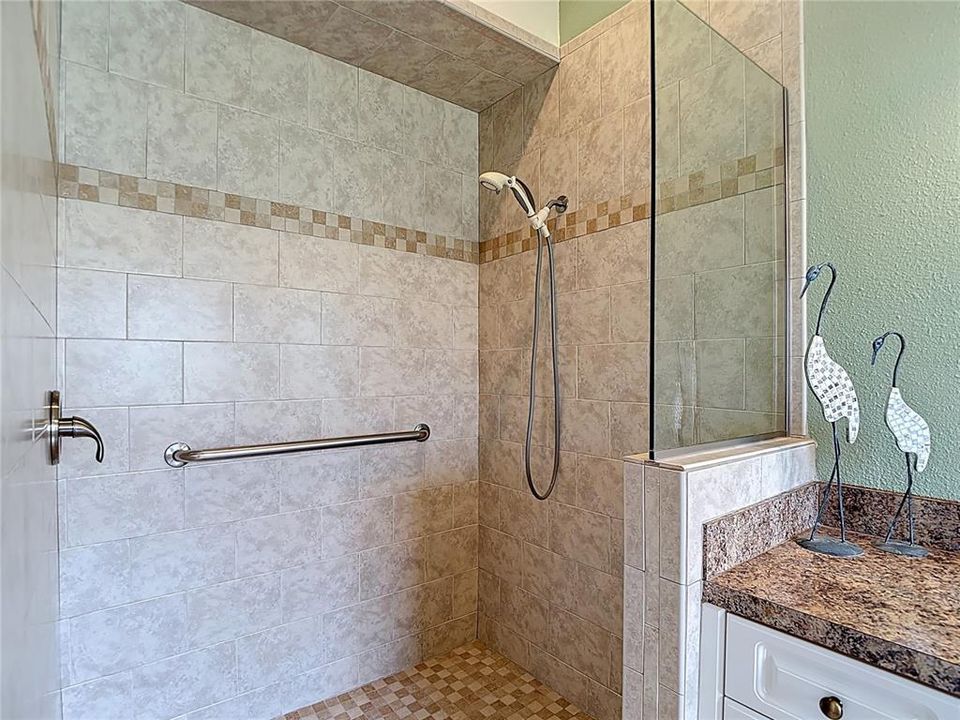 For Sale: $349,900 (3 beds, 2 baths, 1587 Square Feet)