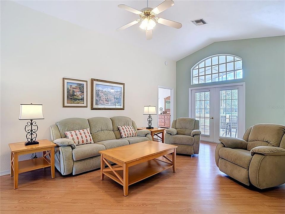 For Sale: $349,900 (3 beds, 2 baths, 1587 Square Feet)