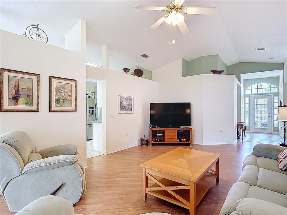 For Sale: $349,900 (3 beds, 2 baths, 1587 Square Feet)