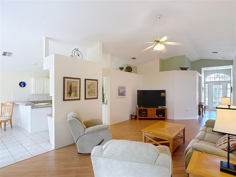 For Sale: $349,900 (3 beds, 2 baths, 1587 Square Feet)