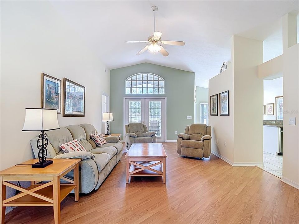 For Sale: $349,900 (3 beds, 2 baths, 1587 Square Feet)