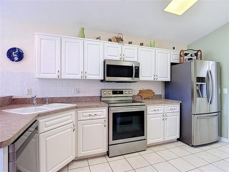 For Sale: $349,900 (3 beds, 2 baths, 1587 Square Feet)