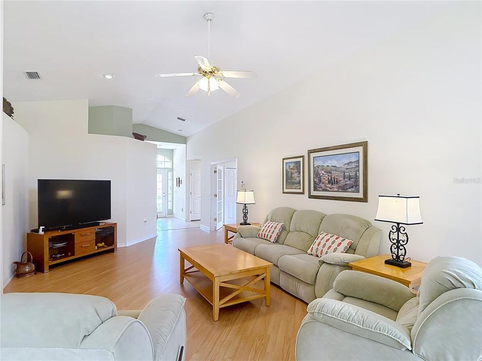 For Sale: $349,900 (3 beds, 2 baths, 1587 Square Feet)