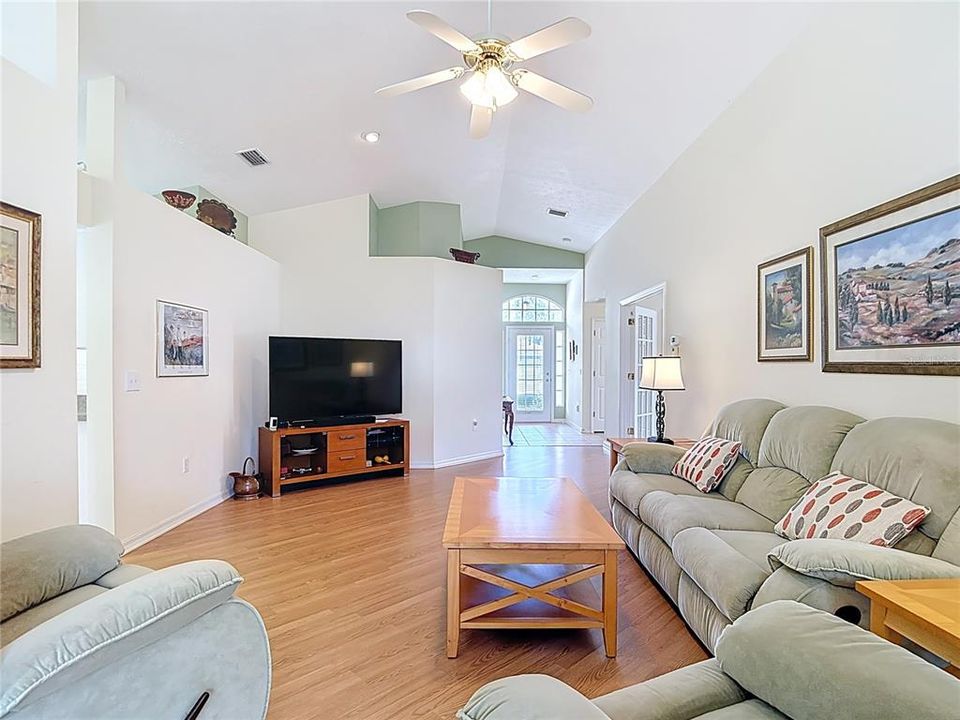 For Sale: $349,900 (3 beds, 2 baths, 1587 Square Feet)