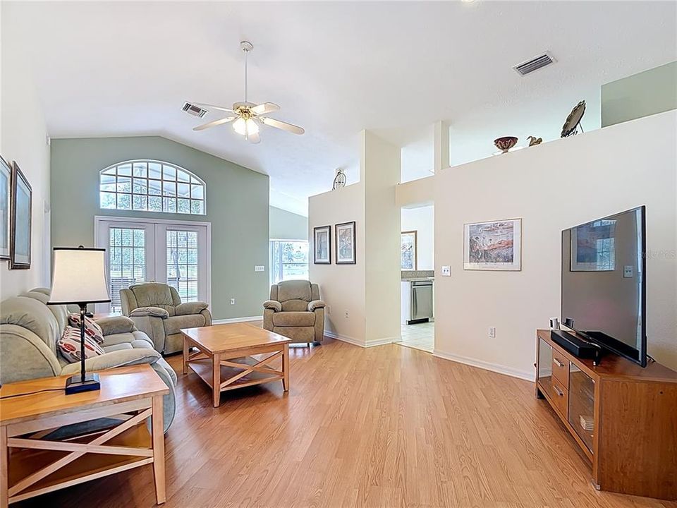 For Sale: $349,900 (3 beds, 2 baths, 1587 Square Feet)