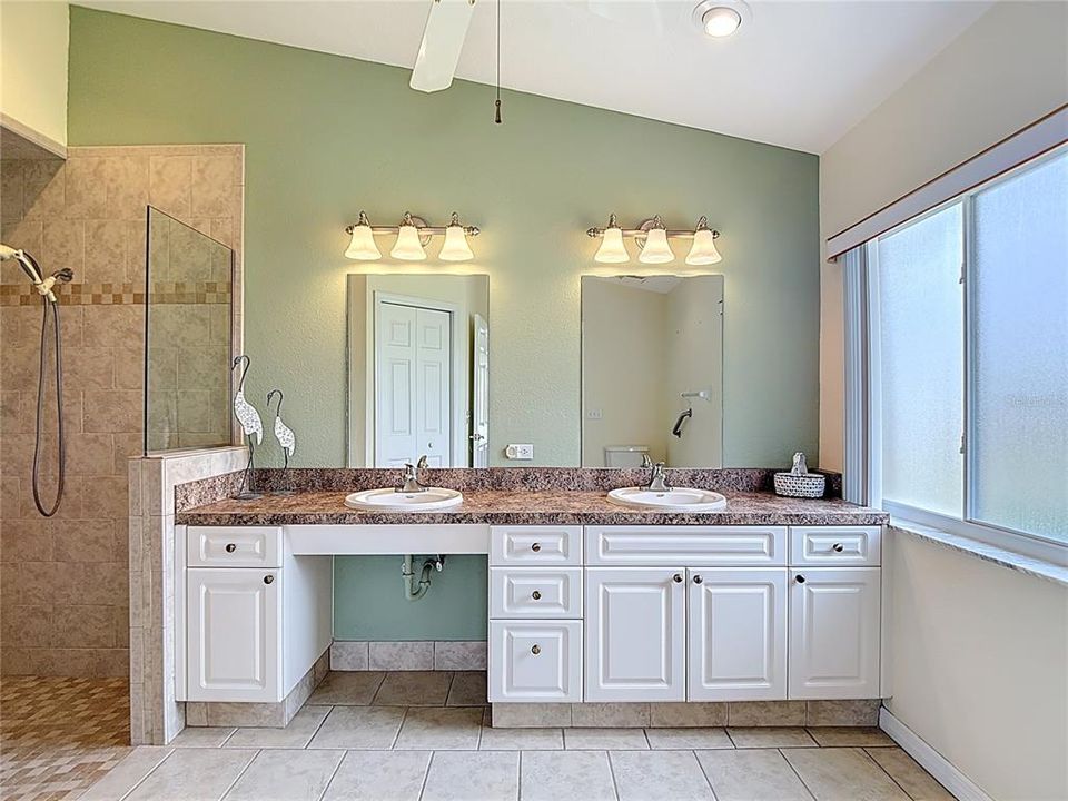 For Sale: $349,900 (3 beds, 2 baths, 1587 Square Feet)