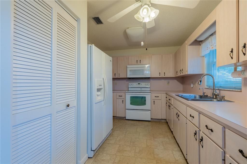 For Sale: $159,000 (2 beds, 2 baths, 1059 Square Feet)