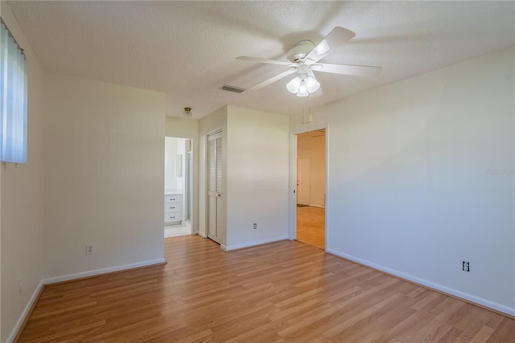 For Sale: $159,000 (2 beds, 2 baths, 1059 Square Feet)