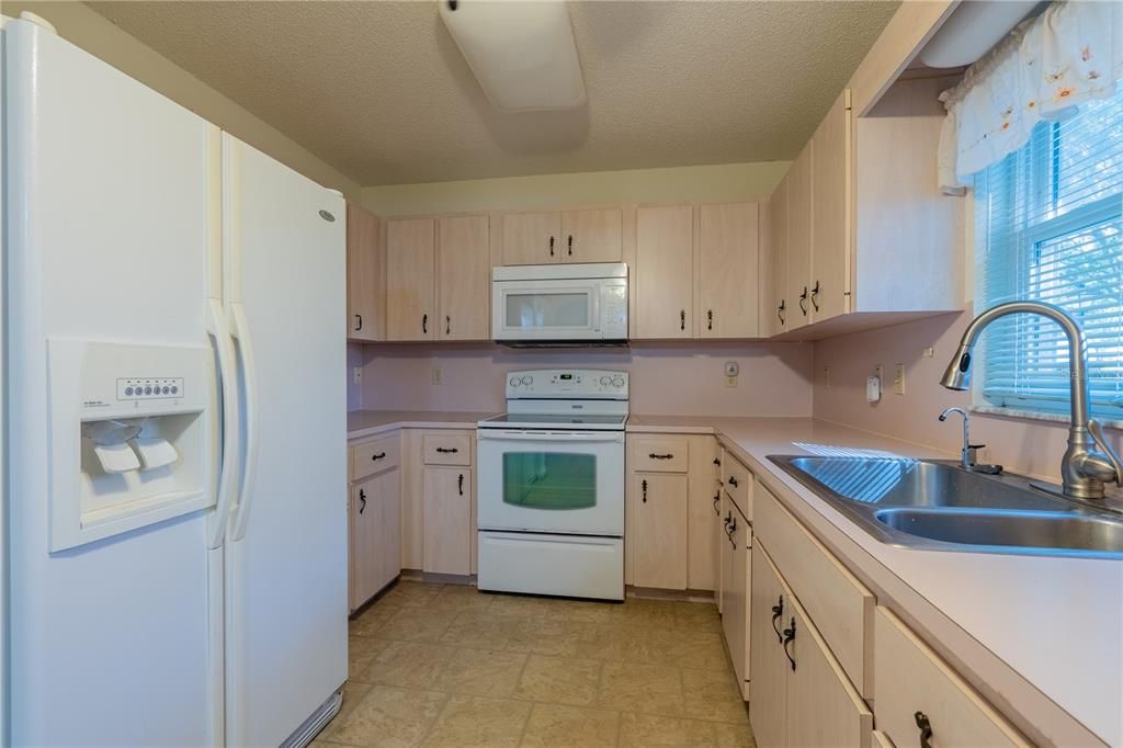For Sale: $159,000 (2 beds, 2 baths, 1059 Square Feet)