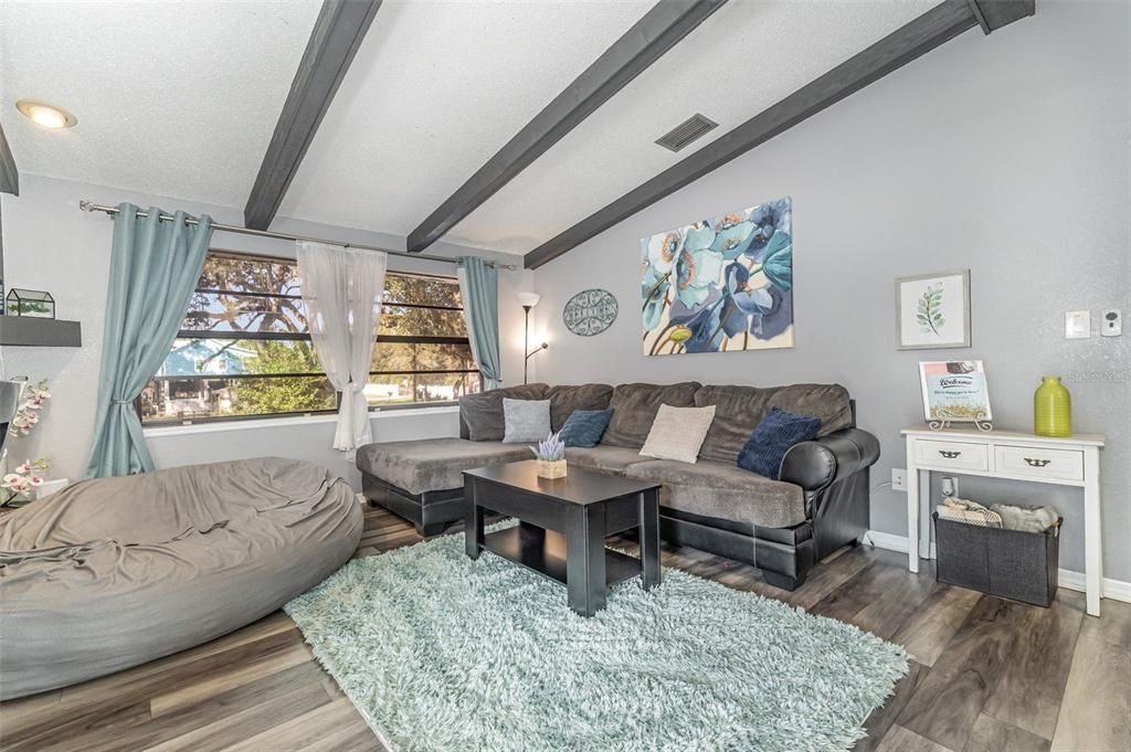 На продажу: $349,000 (2 спален, 2 ванн, 970 Квадратных фут)