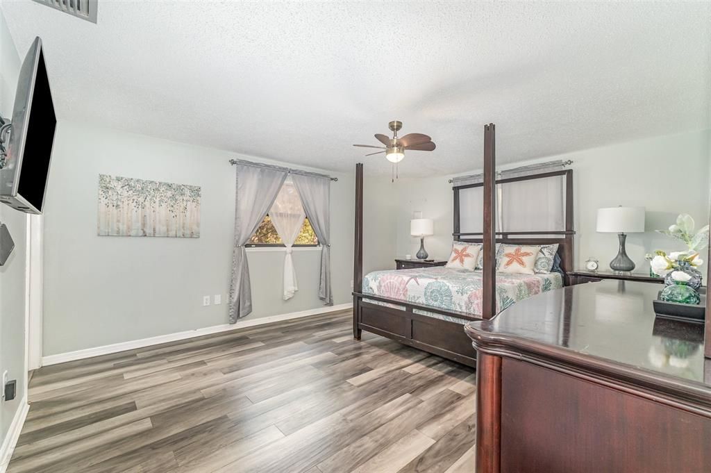 На продажу: $349,000 (2 спален, 2 ванн, 970 Квадратных фут)