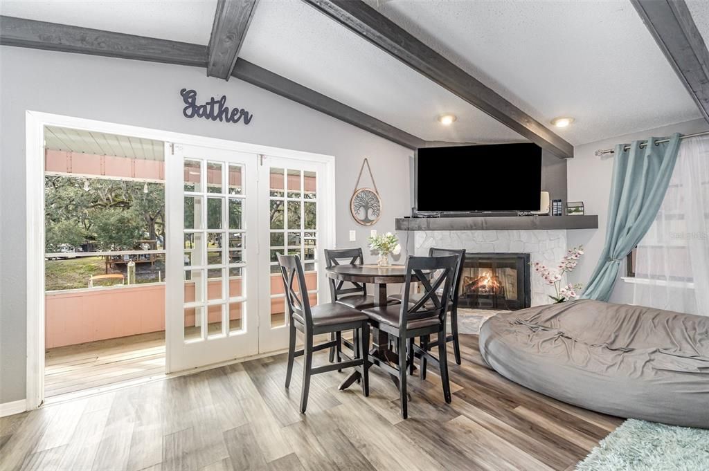 На продажу: $349,000 (2 спален, 2 ванн, 970 Квадратных фут)