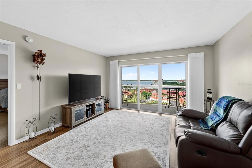 For Sale: $238,000 (1 beds, 1 baths, 745 Square Feet)