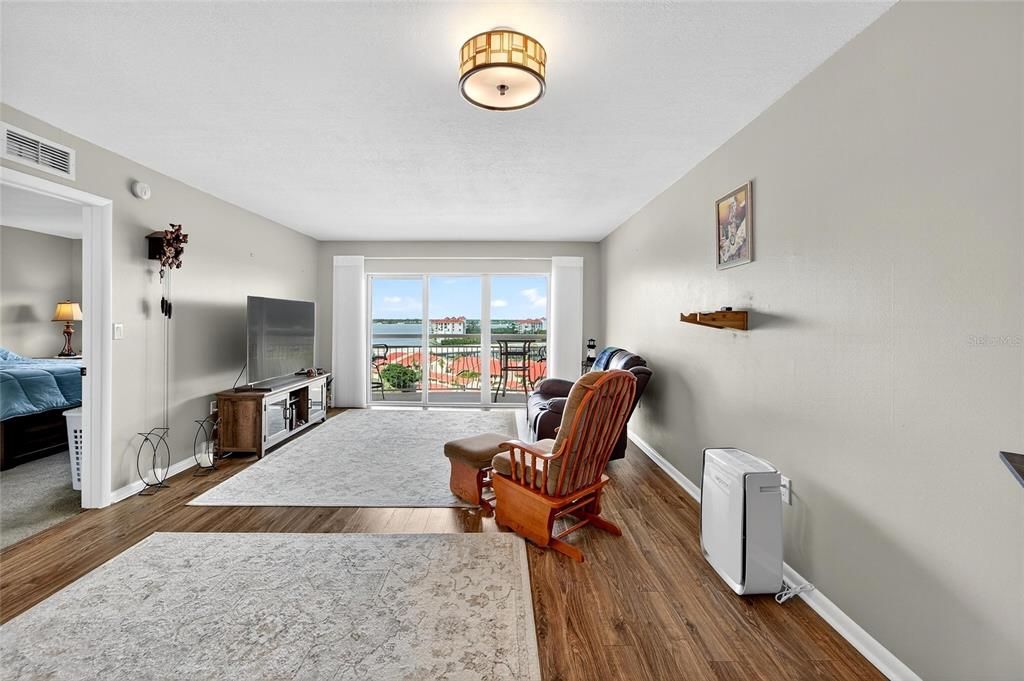 For Sale: $238,000 (1 beds, 1 baths, 745 Square Feet)