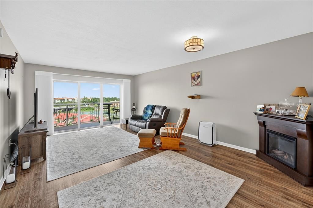 For Sale: $238,000 (1 beds, 1 baths, 745 Square Feet)