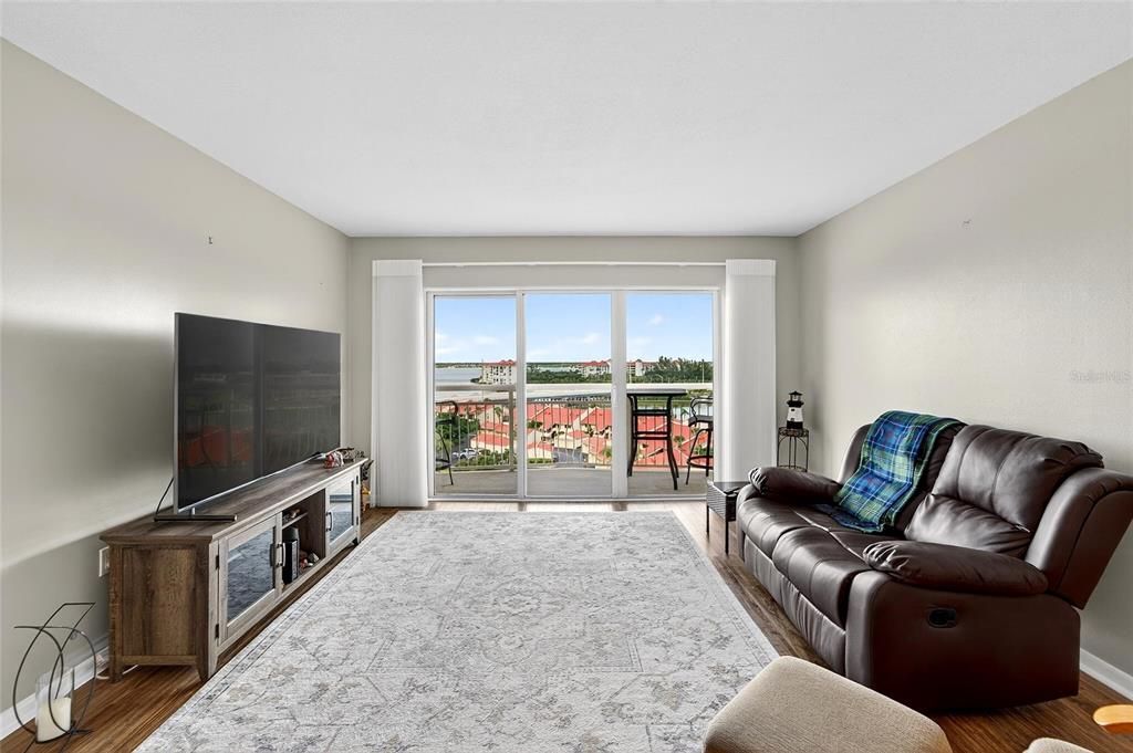 For Sale: $238,000 (1 beds, 1 baths, 745 Square Feet)