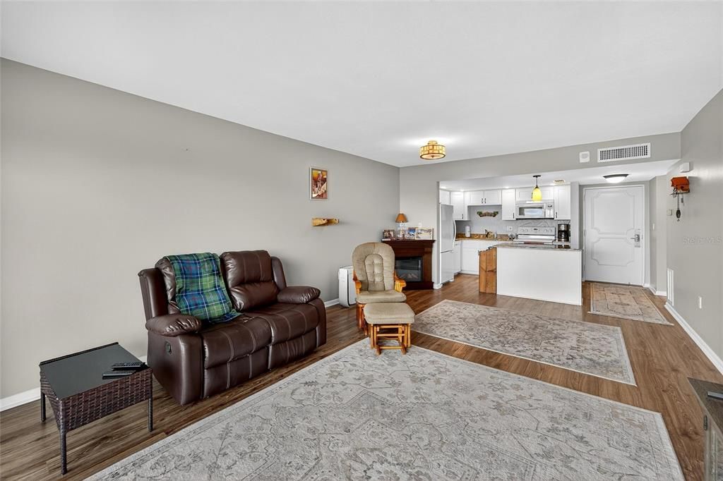 For Sale: $238,000 (1 beds, 1 baths, 745 Square Feet)