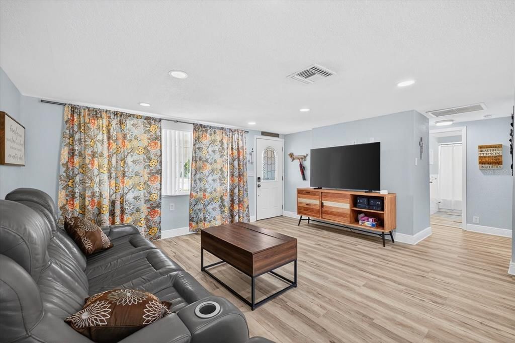 For Rent: $3,500 (3 beds, 3 baths, 2000 Square Feet)