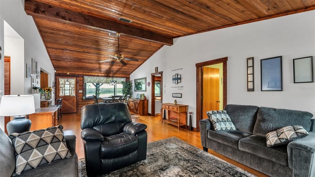 For Sale: $395,000 (3 beds, 2 baths, 1368 Square Feet)