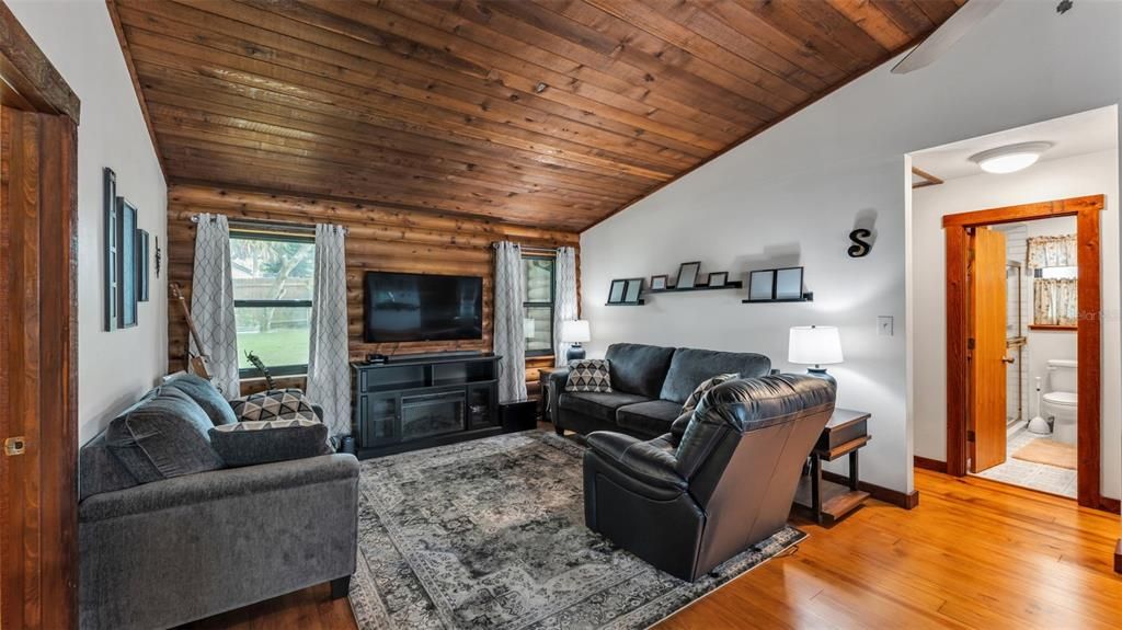 For Sale: $395,000 (3 beds, 2 baths, 1368 Square Feet)