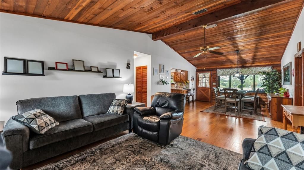 For Sale: $395,000 (3 beds, 2 baths, 1368 Square Feet)