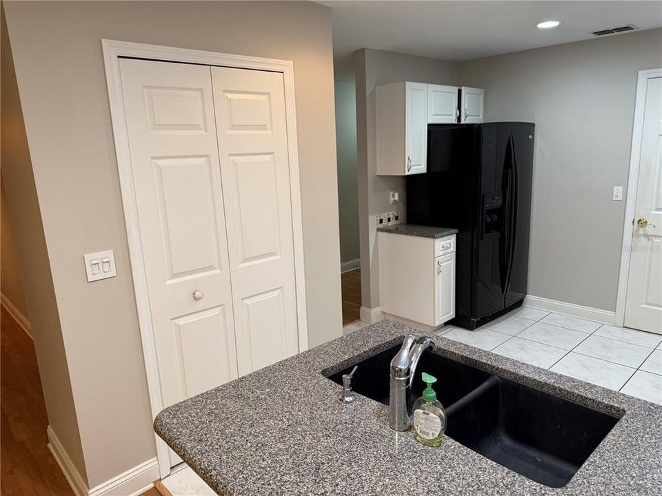 合同活跃: $194,900 (2 贝兹, 2 浴室, 1331 平方英尺)