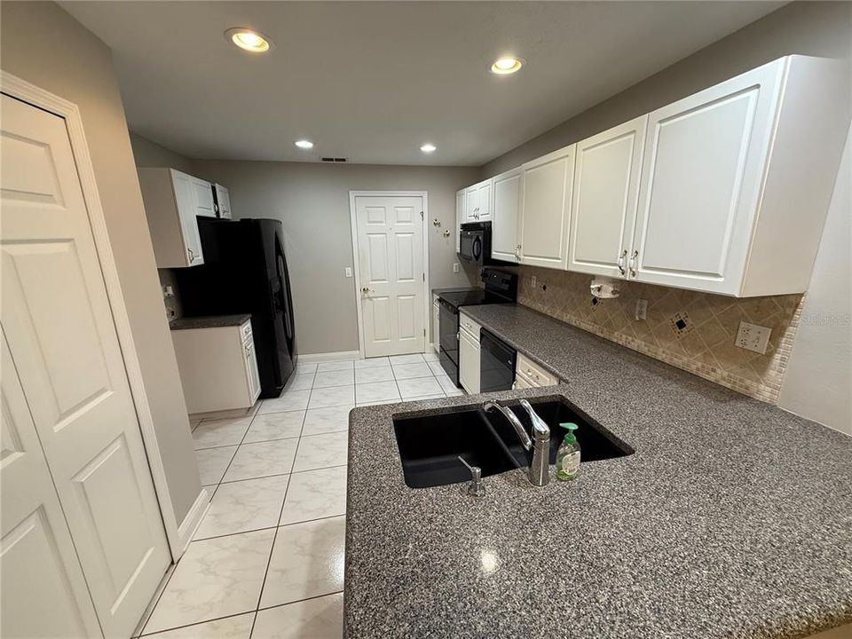 合同活跃: $194,900 (2 贝兹, 2 浴室, 1331 平方英尺)