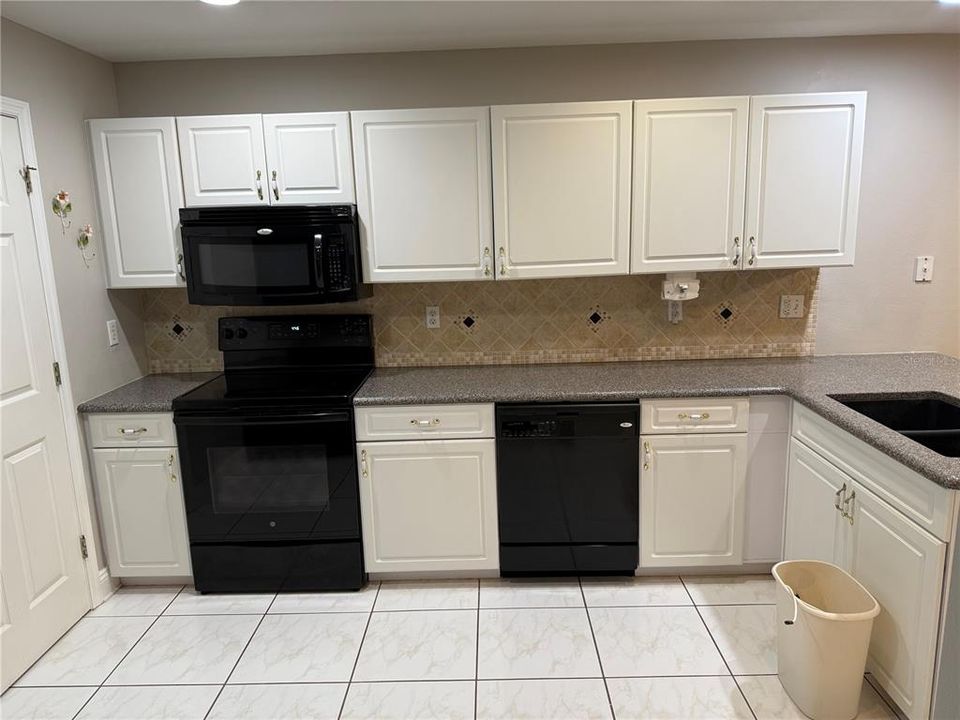 合同活跃: $194,900 (2 贝兹, 2 浴室, 1331 平方英尺)