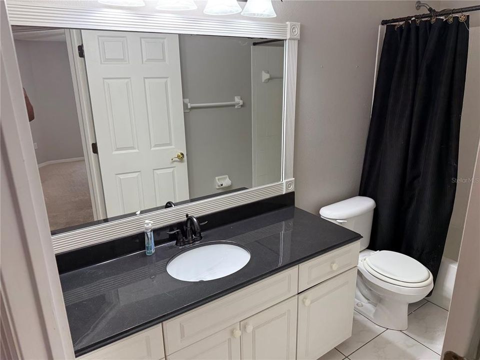 合同活跃: $194,900 (2 贝兹, 2 浴室, 1331 平方英尺)