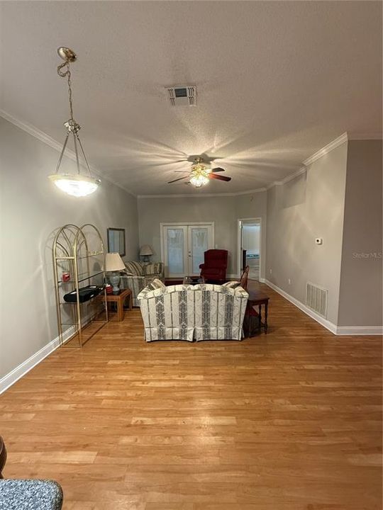 合同活跃: $194,900 (2 贝兹, 2 浴室, 1331 平方英尺)