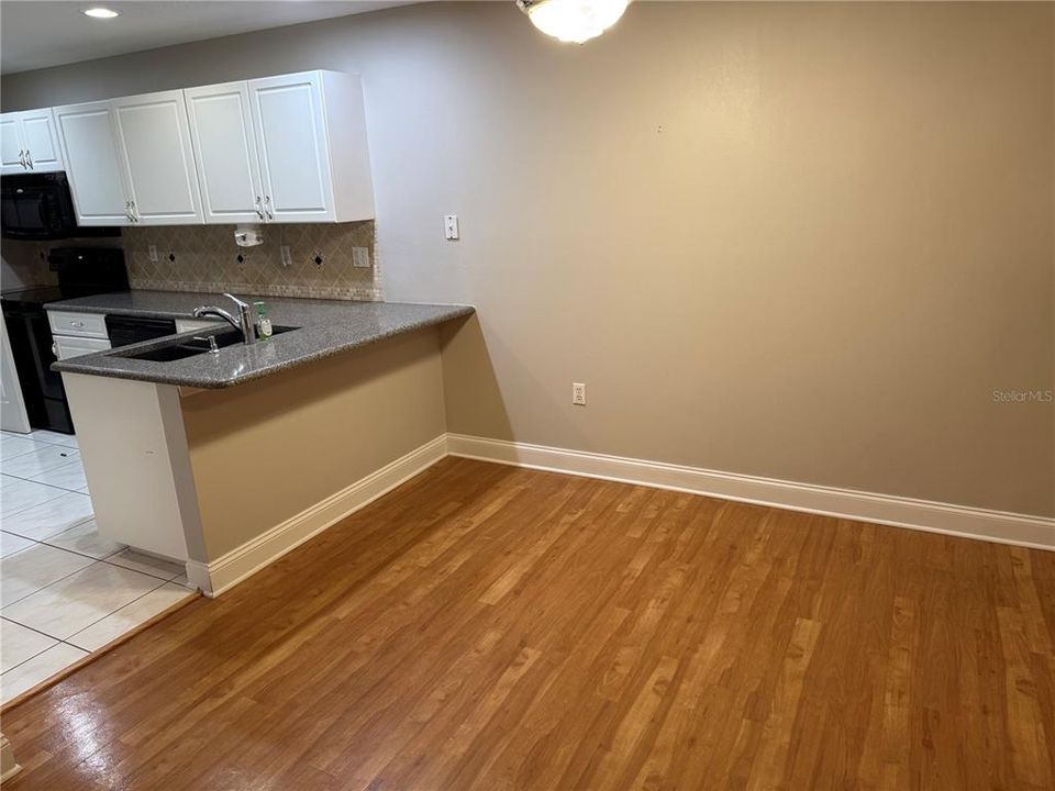 合同活跃: $194,900 (2 贝兹, 2 浴室, 1331 平方英尺)