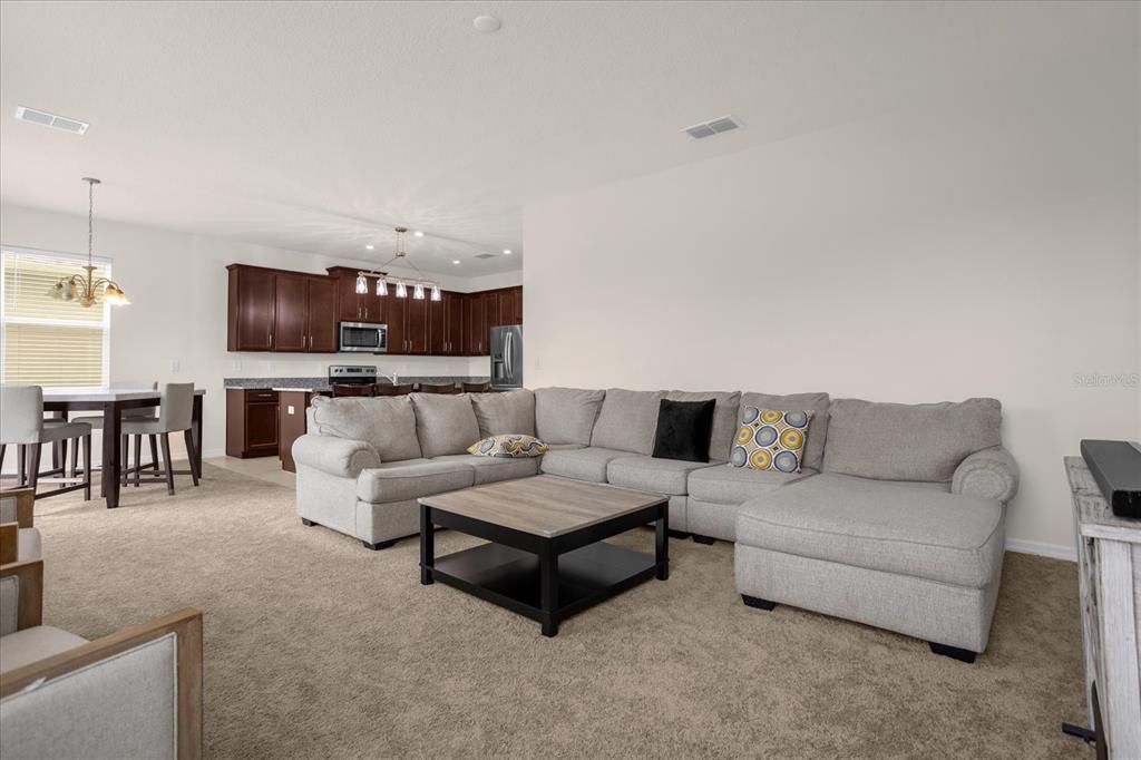 合同活跃: $3,200 (4 贝兹, 2 浴室, 2391 平方英尺)