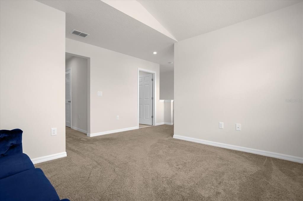 合同活跃: $3,200 (4 贝兹, 2 浴室, 2391 平方英尺)