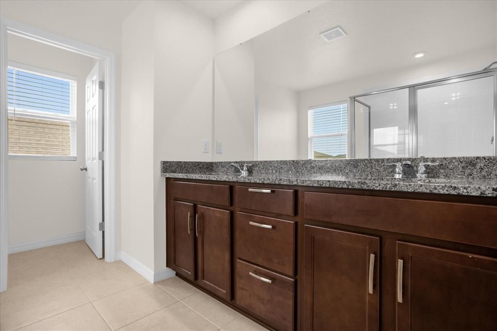 合同活跃: $3,200 (4 贝兹, 2 浴室, 2391 平方英尺)