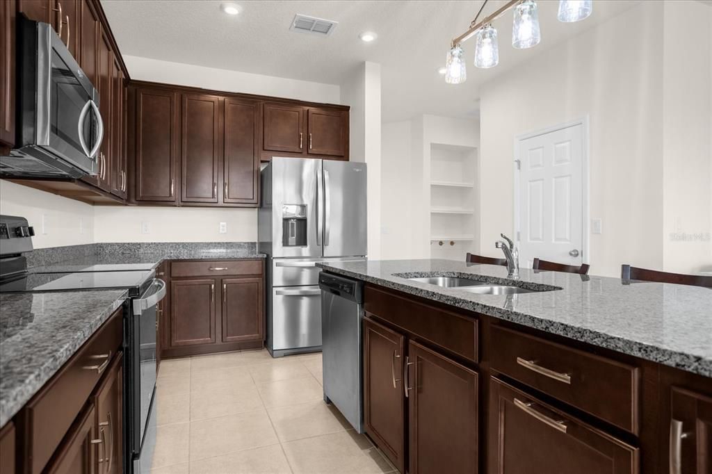 合同活跃: $3,200 (4 贝兹, 2 浴室, 2391 平方英尺)