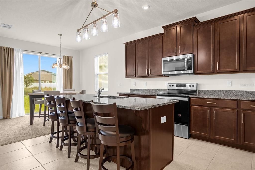 合同活跃: $3,200 (4 贝兹, 2 浴室, 2391 平方英尺)