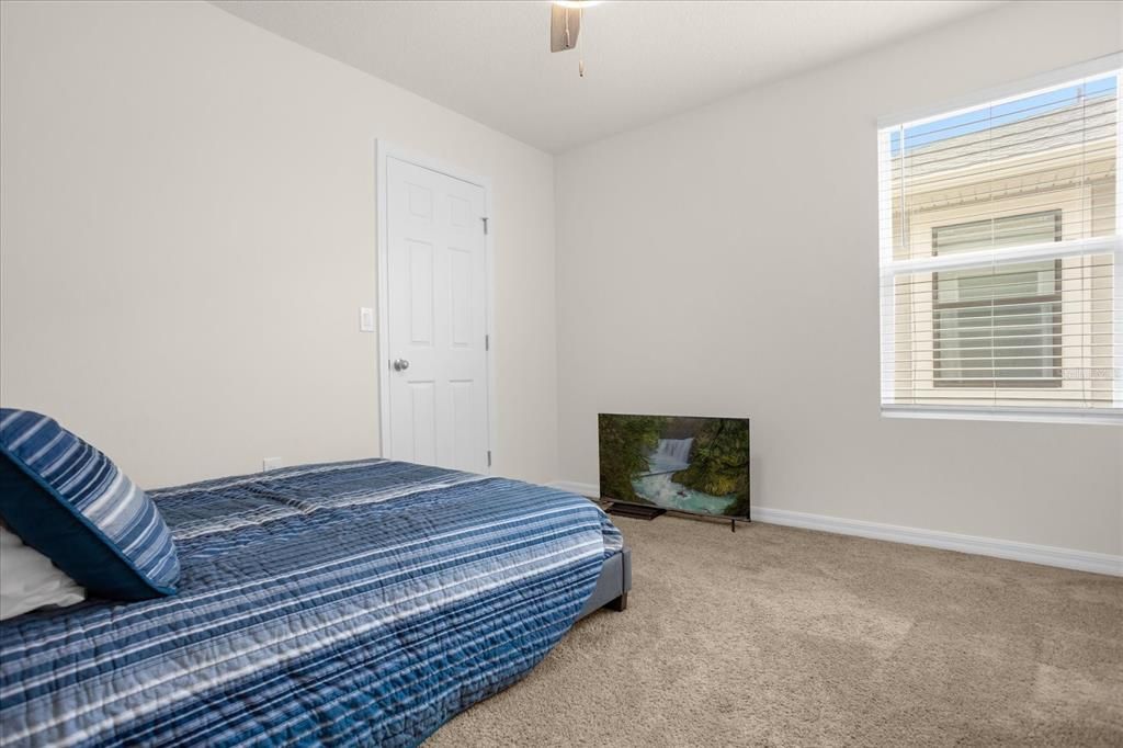 合同活跃: $3,200 (4 贝兹, 2 浴室, 2391 平方英尺)