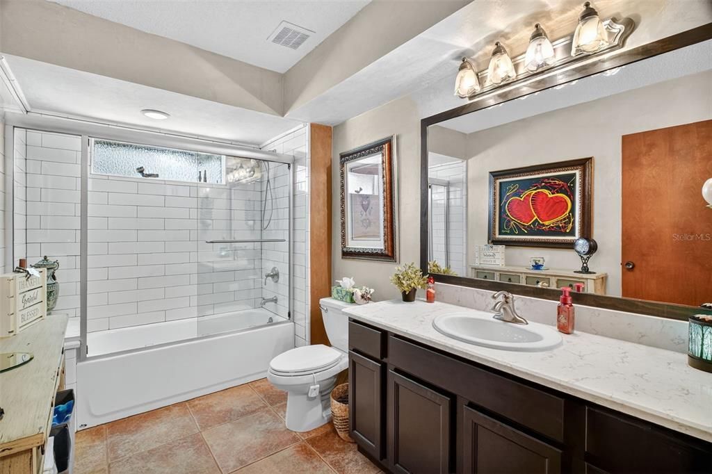 合同活跃: $480,000 (4 贝兹, 3 浴室, 2214 平方英尺)