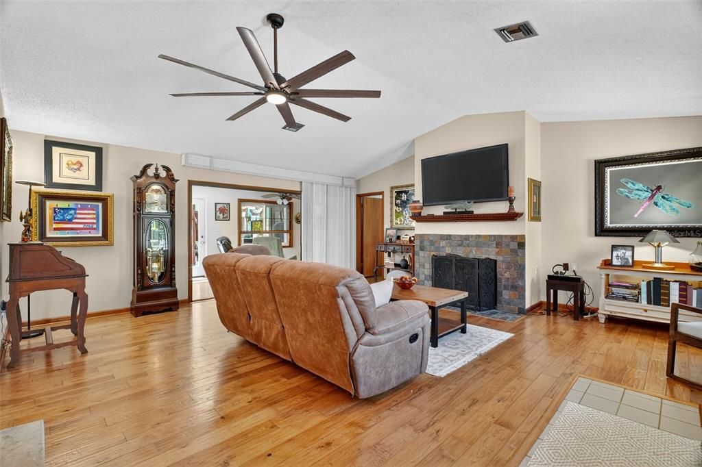 合同活跃: $480,000 (4 贝兹, 3 浴室, 2214 平方英尺)