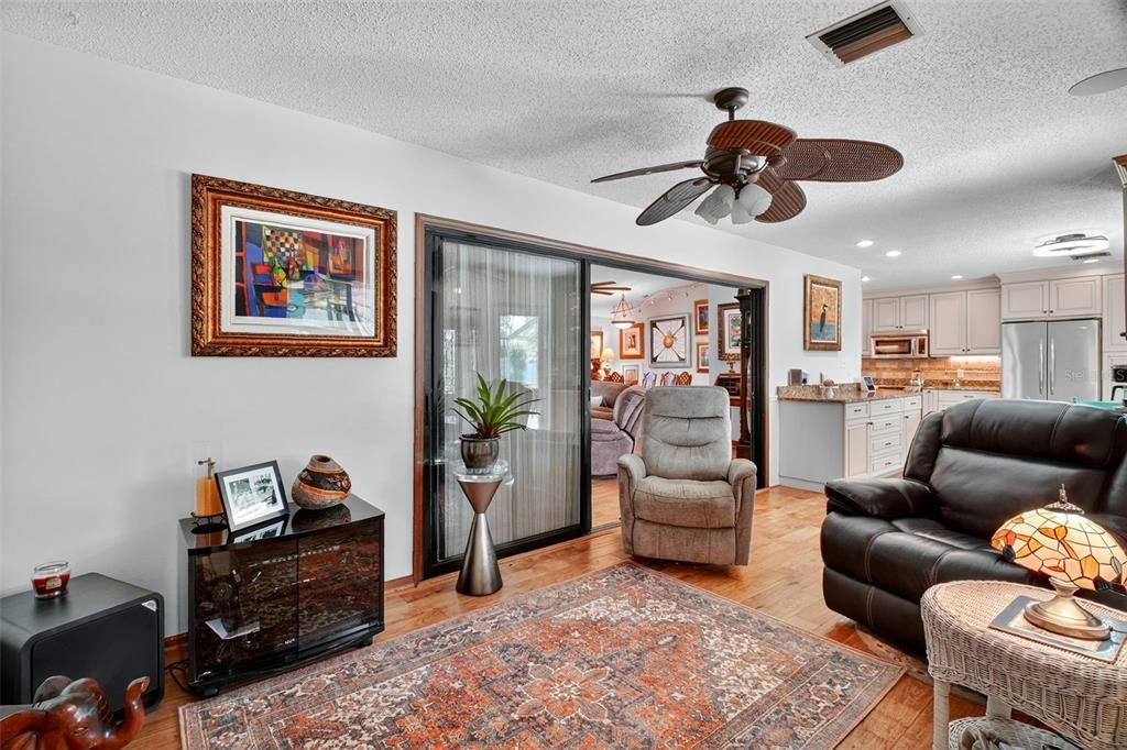 合同活跃: $480,000 (4 贝兹, 3 浴室, 2214 平方英尺)