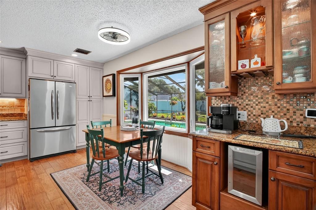 合同活跃: $480,000 (4 贝兹, 3 浴室, 2214 平方英尺)