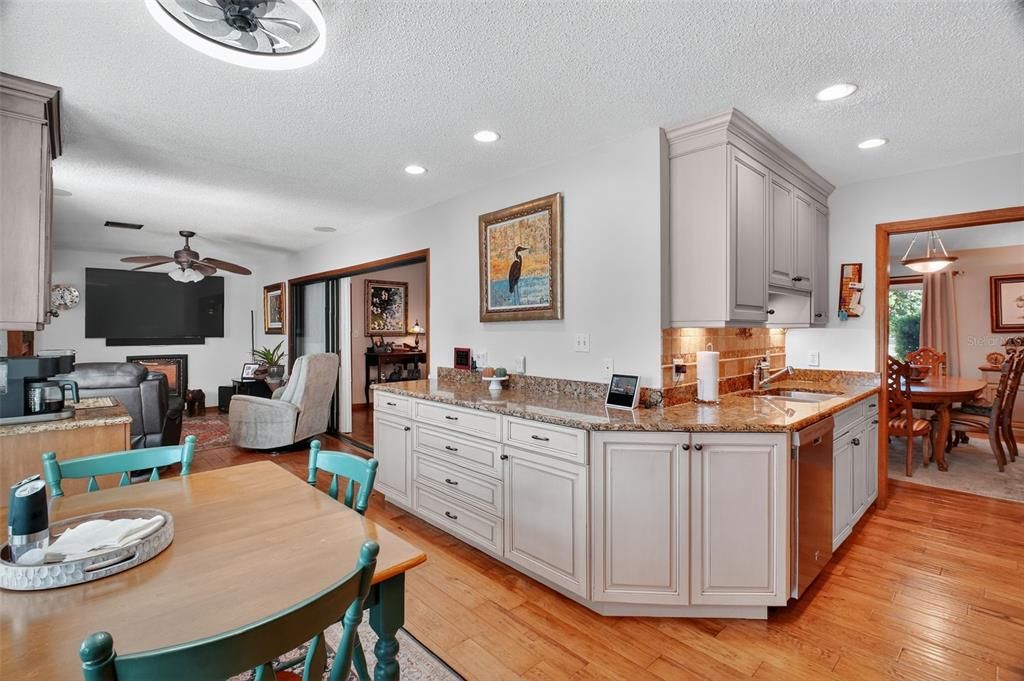 合同活跃: $480,000 (4 贝兹, 3 浴室, 2214 平方英尺)