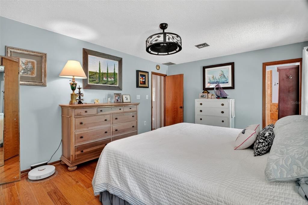 合同活跃: $480,000 (4 贝兹, 3 浴室, 2214 平方英尺)