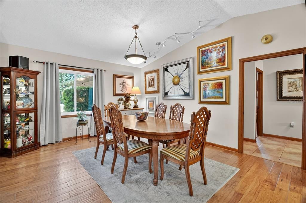 合同活跃: $480,000 (4 贝兹, 3 浴室, 2214 平方英尺)