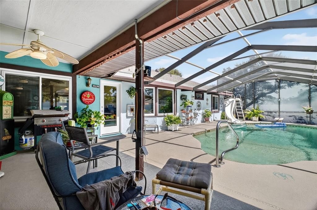 合同活跃: $480,000 (4 贝兹, 3 浴室, 2214 平方英尺)