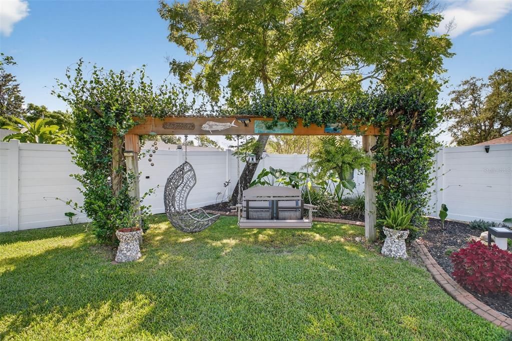 合同活跃: $480,000 (4 贝兹, 3 浴室, 2214 平方英尺)