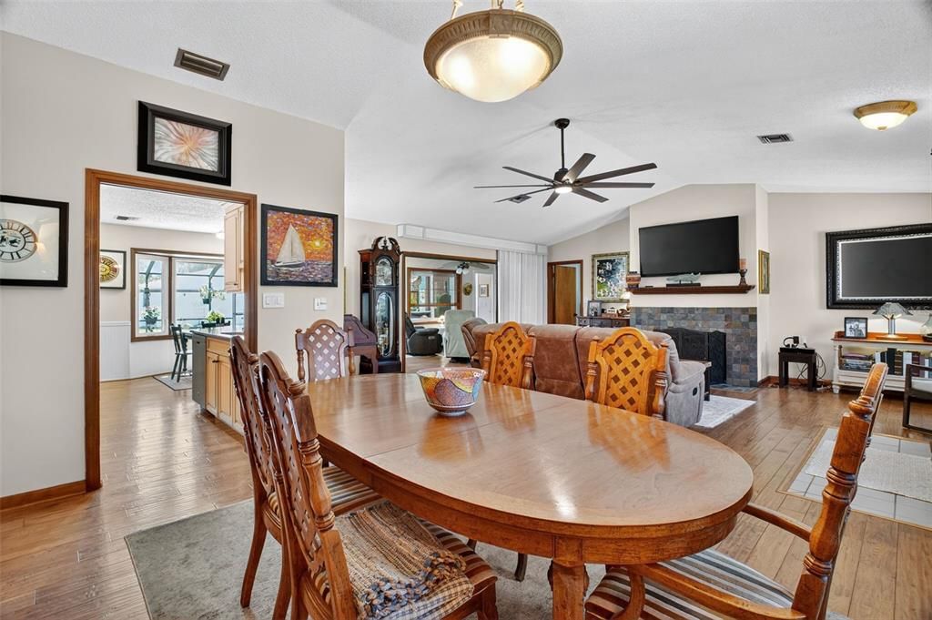 合同活跃: $480,000 (4 贝兹, 3 浴室, 2214 平方英尺)