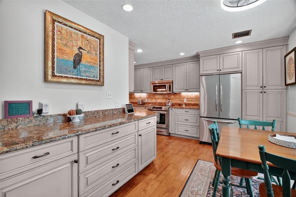 合同活跃: $480,000 (4 贝兹, 3 浴室, 2214 平方英尺)