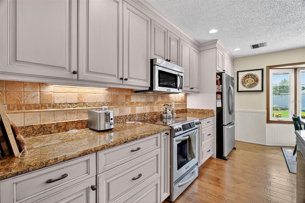 合同活跃: $480,000 (4 贝兹, 3 浴室, 2214 平方英尺)